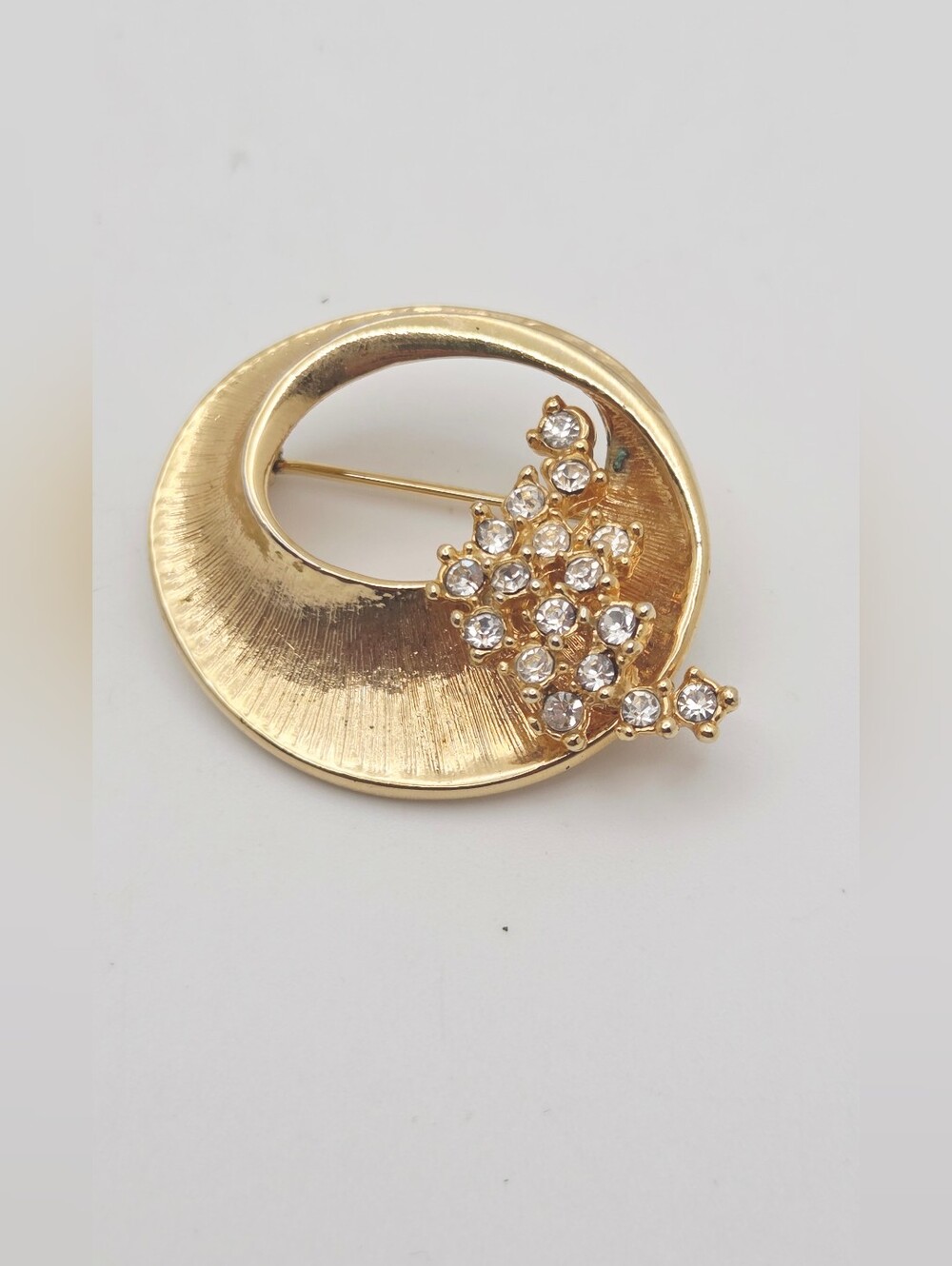 Source Unknown Gold Tone Circle Brooch with Clear Crystals